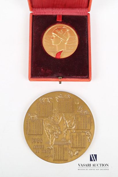 null Lot de deux médailles en bronze comprenant une médaille 1986 année du Tigre,...