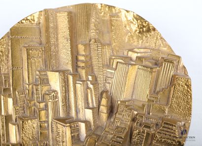 null DUFRESNE Thérèse (1937-2010)

New York City

Presse-papier en bronze doré

Signé...