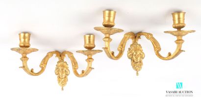null Paire d'appliques en bronze doré à deux lumières à décor de têtes de femme,...