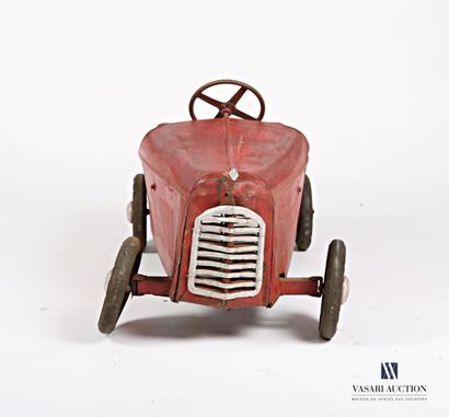 null Pedal car in red lacquered sheet metal of mark Eureka Bté S.G.D.G, tires of...