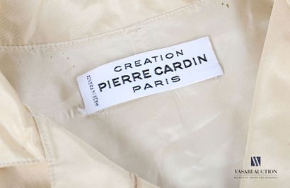 null Lot comprenant trois vêtements vintage : 

- Hermes Paris - un chemisier 100%...