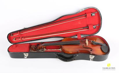 null Violin with two bows in its case 

Apocryphal label Nicolas Lupot 1798