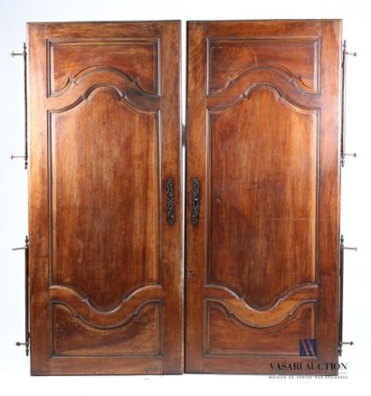 null Deux portes d'armoire en bois naturel mouluré à décor de réserves chantournées.

XVIIIème...
