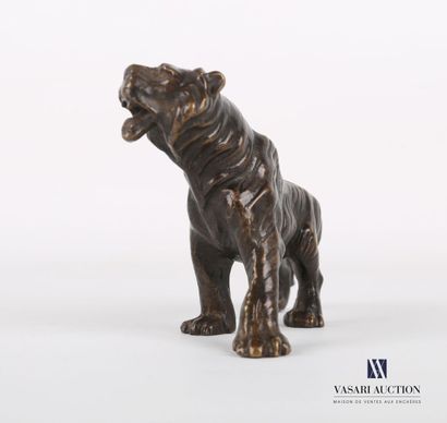 null Bronze subject with brown patina representing a walking tiger

Height : 8 cm...