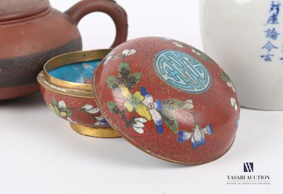 null ASIA

Lot comprising a metal box decorated with cloisonné enamels of flowering...