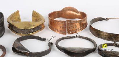 null Lot de dix-huit bracelets d'origine Africaine en cuivre bronze et métal