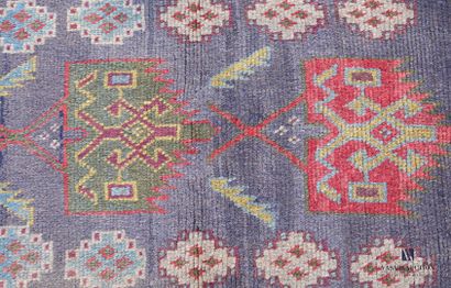 null KORDY

Descente de lit en laine à décor de motifs géométriques sur fond prune.

90...