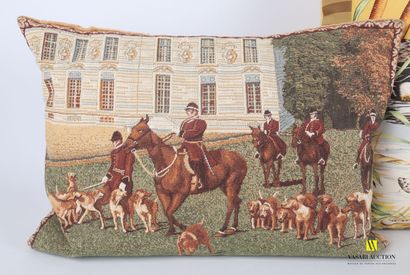 null Set of three cushions, the removable house with hunting scenes, ducks/setter...