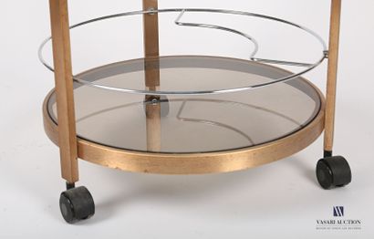 null Table desserte en métal doré, le plateau de forme ronde ourlé d'une galerie...