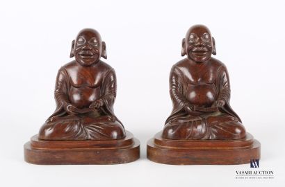 null Paire de sujets en bois sculpté représentant des moines bouddhistes lisant assis...