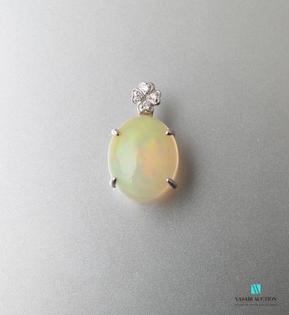 null Pendentif ovale en or blanc 750 millièmes serti d'une importante opale de taille...