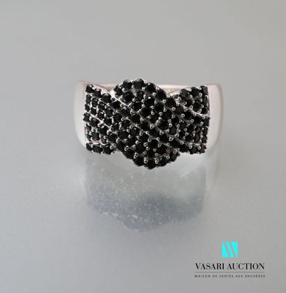 null Silver ring decorated with a twist and lines of black spinels.

Gross weight...