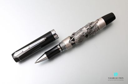 null Black lacquered metal pen decorated with a silver tiger.

Gross weight : 72,03...