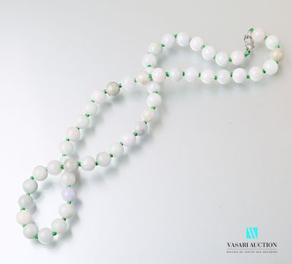 null Collier de perles de jade, le fermoir mousqueton en acier.

Long. : 44 cm
