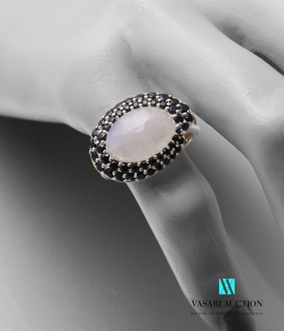 null Oval silver ring centered on a cabochon moonstone hemmed with a double decreasing...