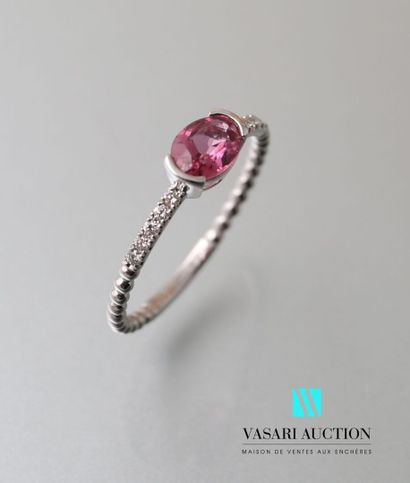 null Bague en or blanc 750 millièmes sertie d'une tourmaline de taille rose ovale...