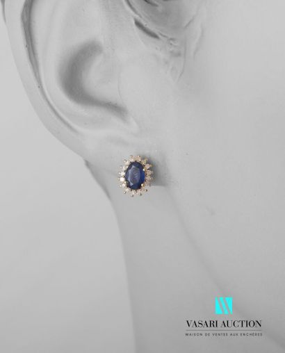 null Pair of earrings in gold 750 thousandths set with two oval sapphires in a surround...