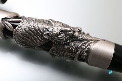 null Black lacquered metal pen decorated with a silver tiger.

Gross weight : 72,03...