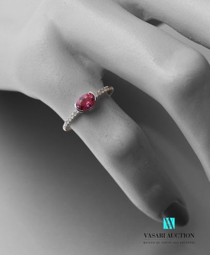 null Ring in white gold 750 thousandths set with an oval pink tourmaline of 0.40...