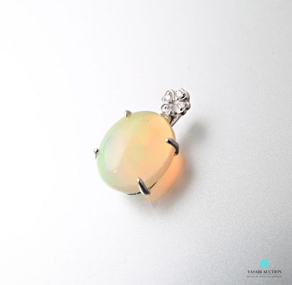 null Pendentif ovale en or blanc 750 millièmes serti d'une importante opale de taille...