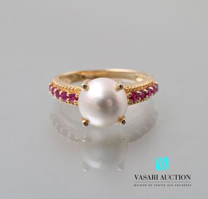 null A vermeil ring with a polished pearl and round rubies.

Gross weight : 3,16...