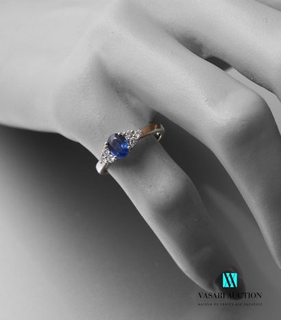 null Ring in white gold 750 thousandth set in its center of a sapphire of oval size...