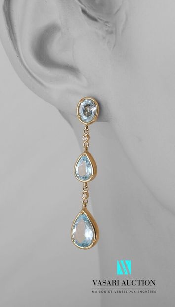 null Pair of vermeil earrings adorned with an oval topaz supporting two pear-shaped...