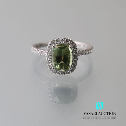 null Ring in white gold 750 thousandth set in its center of a green tourmaline of...