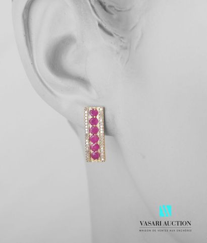 null Boucles d'oreilles en or 375 millièmes serties d'une ligne de six rubis ronds...