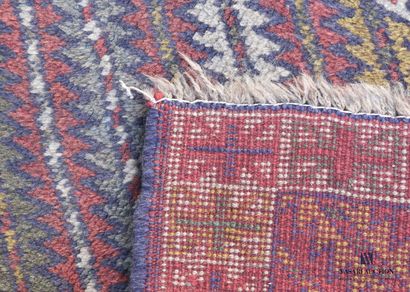 null KORDY

Woolen bedspread decorated with sawtooth obliques, the border hemmed...