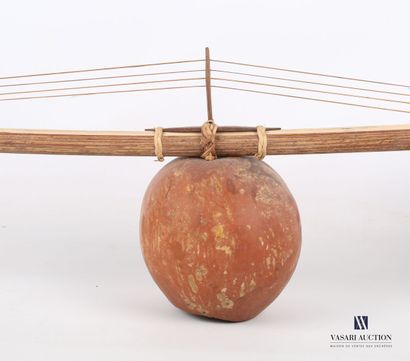 null AFRIQUE

Instrument en bois, paille et calebasses, la partie centrale surmontée...