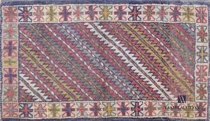 null KORDY

Woolen bedspread decorated with sawtooth obliques, the border hemmed...