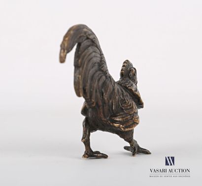 null Sujet en bronze à patine brune figurant un coq marchant.

Haut. : 6,3 cm