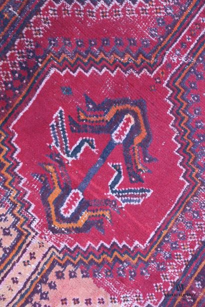 null CHIRAZ

Woolen carpet decorated with cells decorated with geometric patterns...