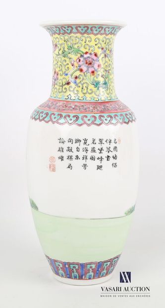 null CHINE - CANTON

Vase en porcelaine blanche traité en polychromie à décor tournant...