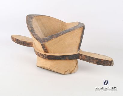null IVORY COAST

Cassava-banana mortar in natural wood forming a container flanked...