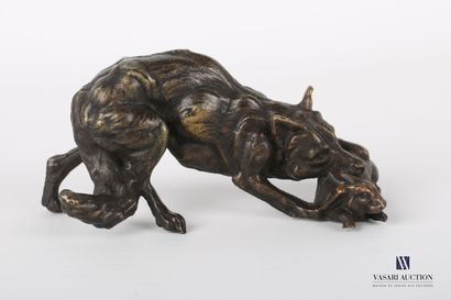 null Bronze subject representing a wolf holding a hare in its mouth.

Height : 4,5...