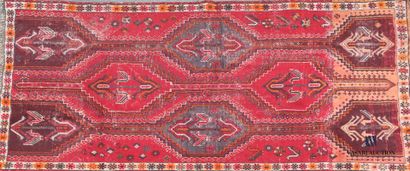 null CHIRAZ

Woolen carpet decorated with cells decorated with geometric patterns...