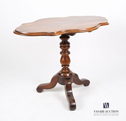 null Pedestal table in molded fruit wood, the violin-shaped plaeau rests on a baluster...
