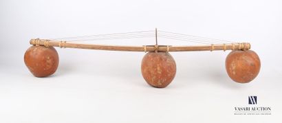 AFRIQUE 
Instrument en bois, paille et calebasses,...