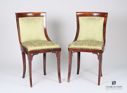 null Pair of stained and varnished wood chairs with curved back, they rest on four...