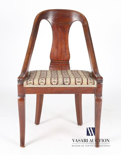 null Chair in molded and carved mahogany, the slightly curved backrest presents a...