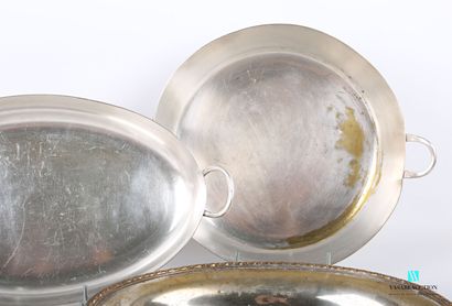 null Lot in silver plated metal comprising two flat-bottomed bowls, one round, with...