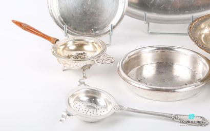 null Lot in silver plated metal comprising two flat-bottomed bowls, one round, with...