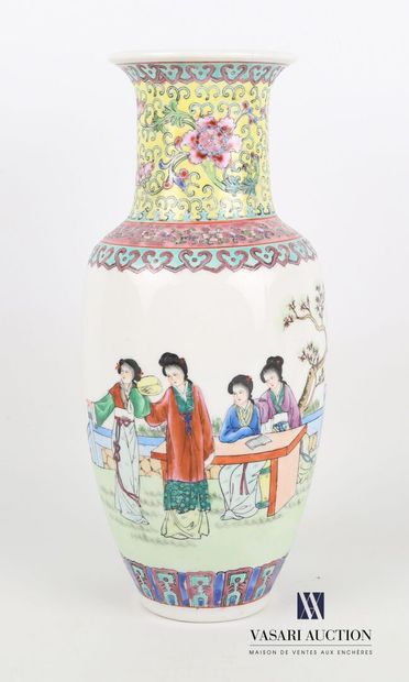 null CHINE - CANTON

Vase en porcelaine blanche traité en polychromie à décor tournant...