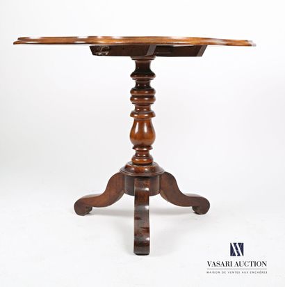 null Pedestal table in molded fruit wood, the violin-shaped plaeau rests on a baluster...