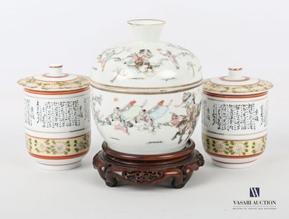 null CHINE, circa 1900 et JAPON moderne.

 Lot composé d'un pot couvert chinois à...