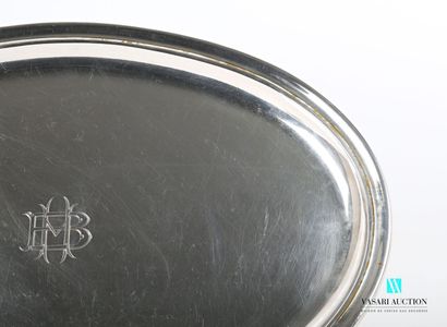 null Oval dish in silver plated metal, it presents a figure in its center in the...