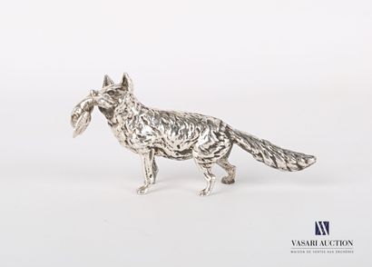 null Silver subject representing a fox holding a duck in its mouth.

Weight : 101,01...