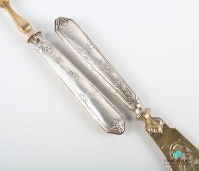 null Fish serving utensil, the handles in filled silver decorated with nets and ribbons...